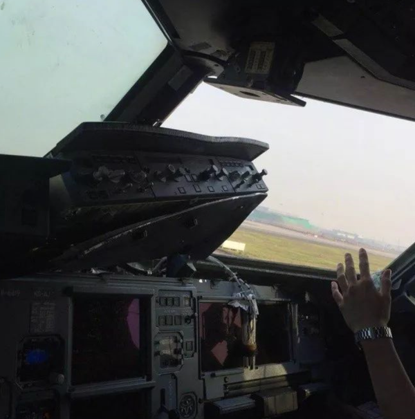如何看待四川航空 3u8633 备降成都事件?