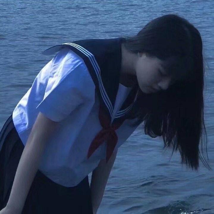 有哪些好看的蓝色系真人头像吗