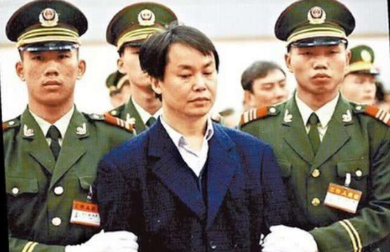 香港著名绑匪张子强在内地接受审讯时候交代,其团伙手中的冲锋枪