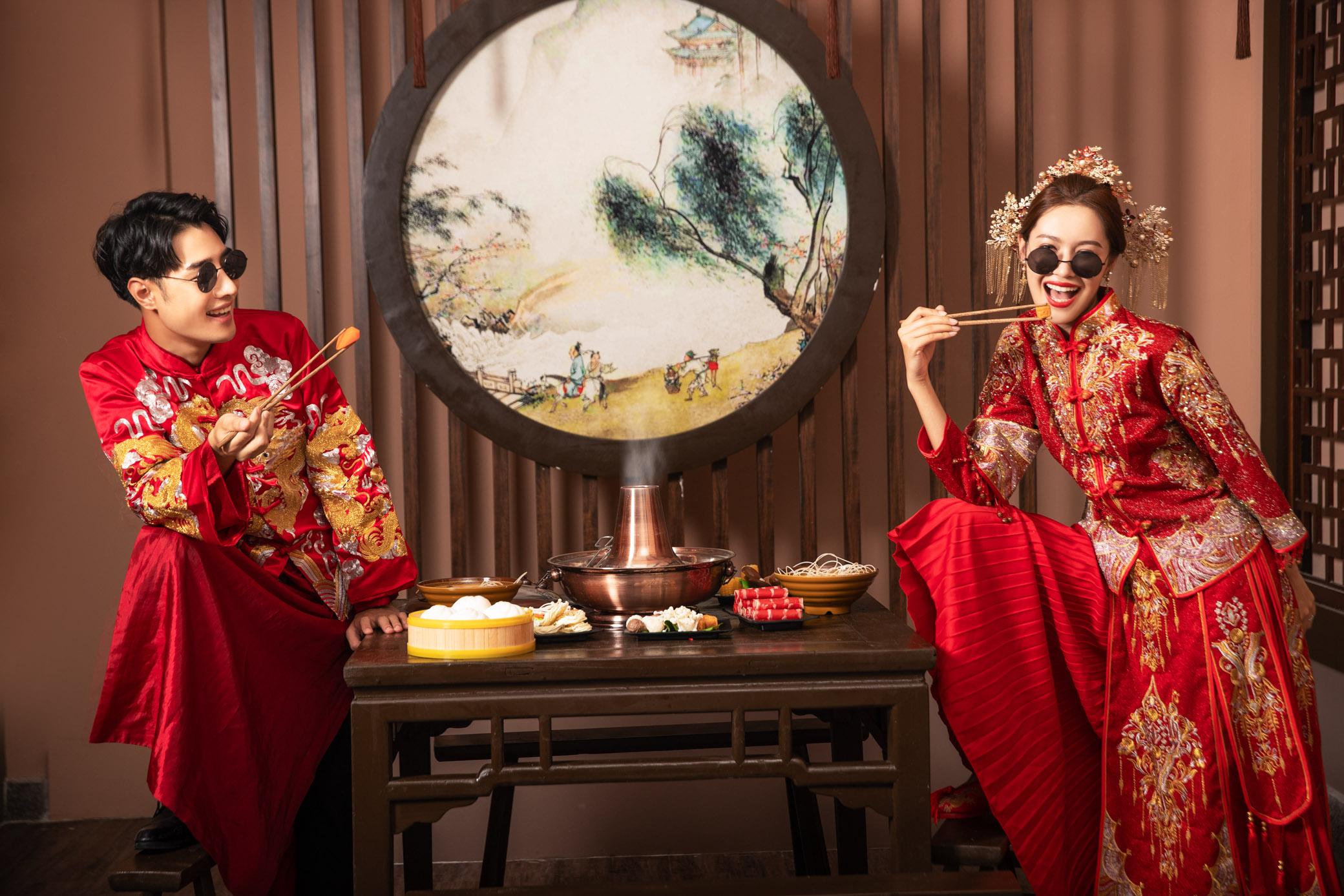 新中式婚纱照融入优雅别致的中式元素区别于大红色喜服的热烈与亮眼