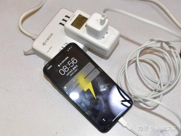 用这款原装充电器来给iphone xs max充电,功率仅有5.