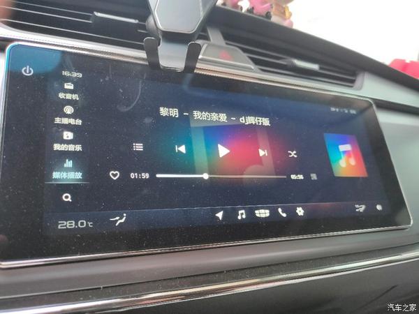 搭配10.25英寸中控大屏幕,科技感很突出.