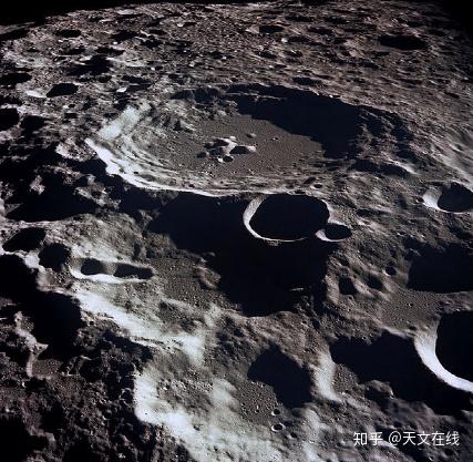 月球的表面是什么物质构成的
