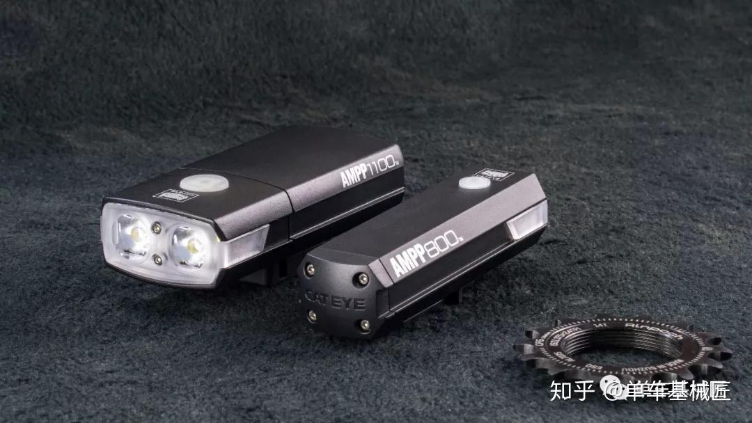 材质上,ampp400和ampp500的外壳应该是同一模具,都为塑料材质,但是做