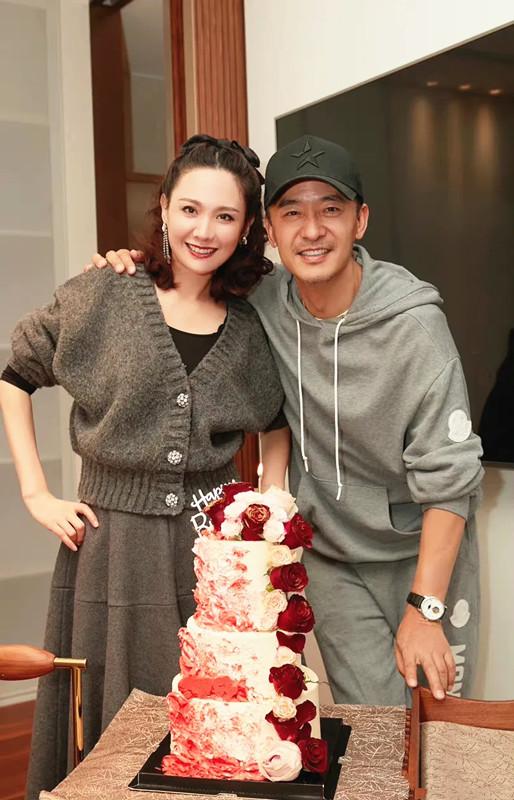郭晓冬夫妇庆祝结婚纪念日两人热吻好浪漫程莉莎针织衫好看