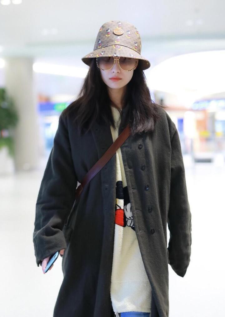 同是"谋女郎",倪妮的机场休闲风穿搭简约高级,气场全开