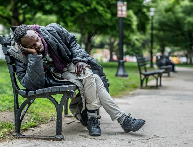 美国流浪汉什么事情也不用做也能有吃有喝