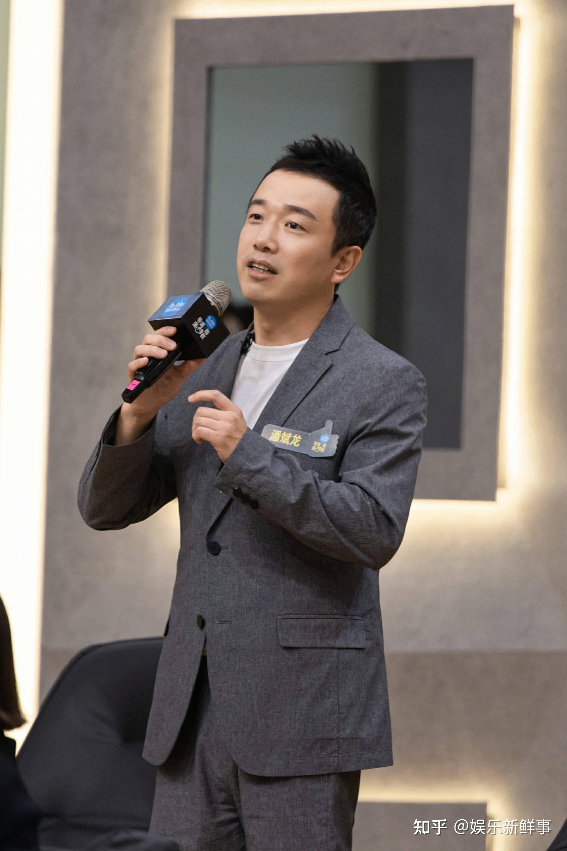 潘斌龙参加导演请指教只愿能跟偶像二手玫瑰的梁龙导演合作