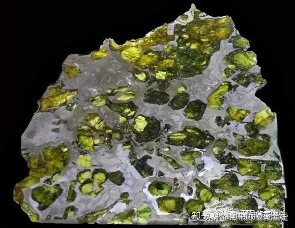 大家最熟悉的石-铁陨石中的橄榄陨石,就是由纯橄榄石晶体与铁纹石,镍