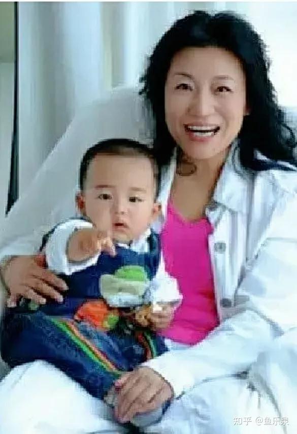 小香玉也另嫁了她的铁杆粉丝樊泽峰,并有了儿子.