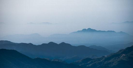 远山如黛近水含烟