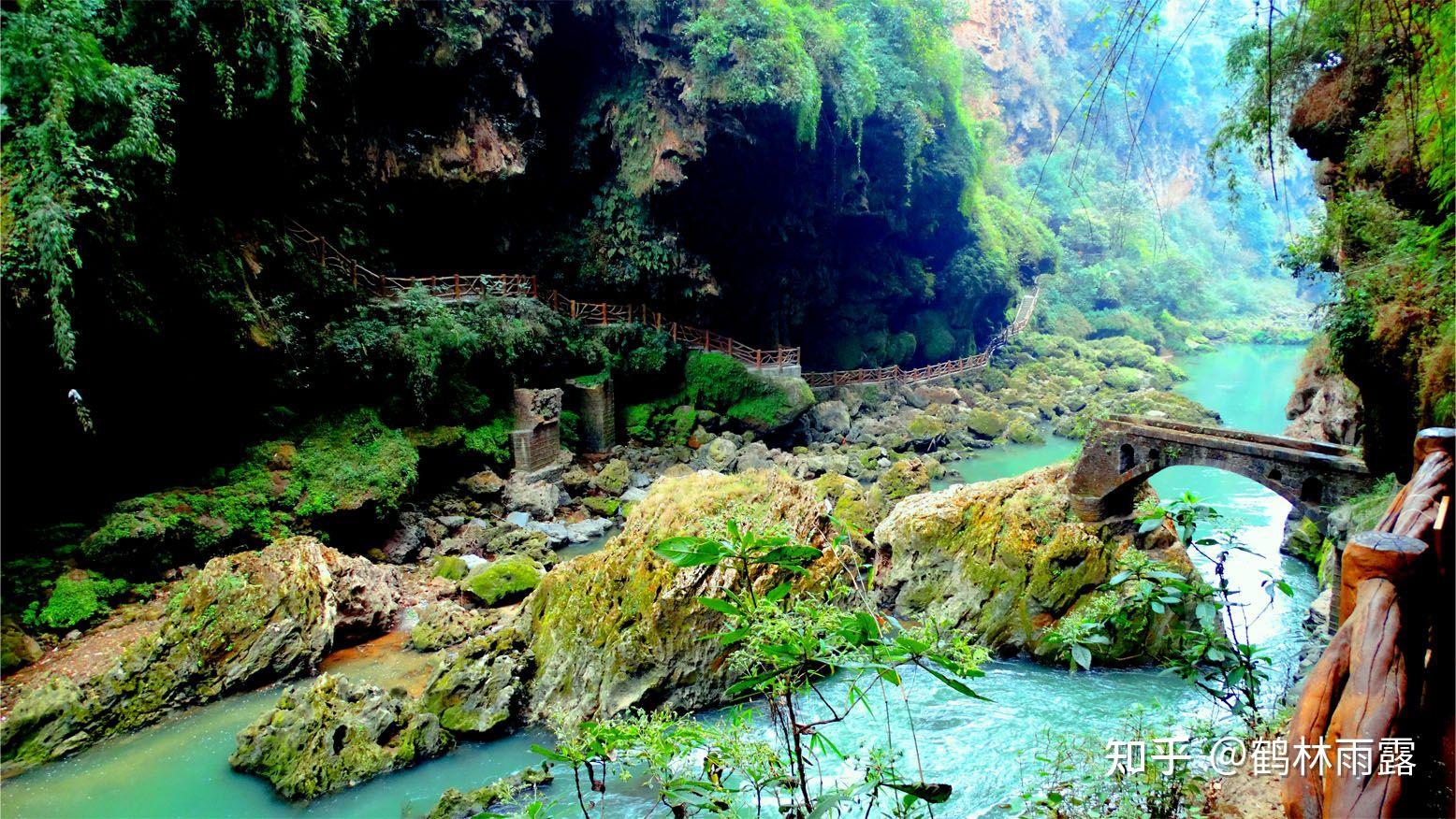 兴义马岭河峡谷风景区离市区东北4公里处,是7000万年前地壳运动拉开