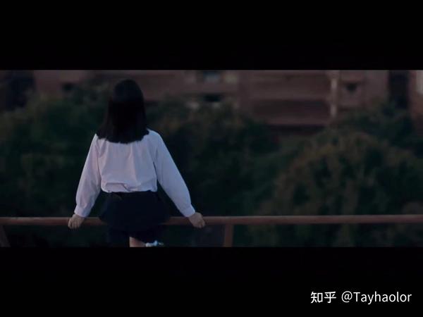 娜诺在一次执行任务中,看到了一位渴望复仇的女孩————尤里 娜诺笑