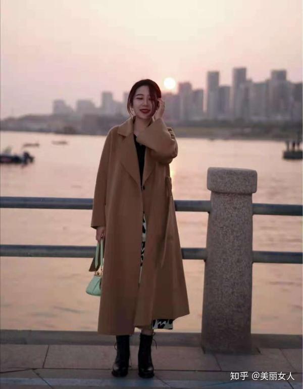 驼色大衣配什么内搭颜色好看图片