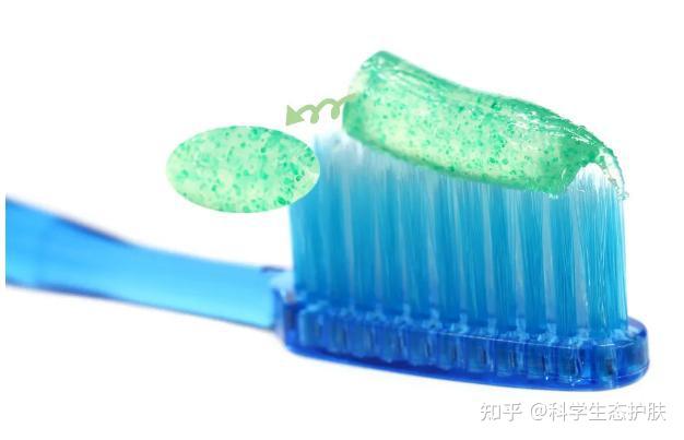 举个例子,常用磨砂产品中的塑料微珠颗粒,被广泛用于牙膏,洗面奶