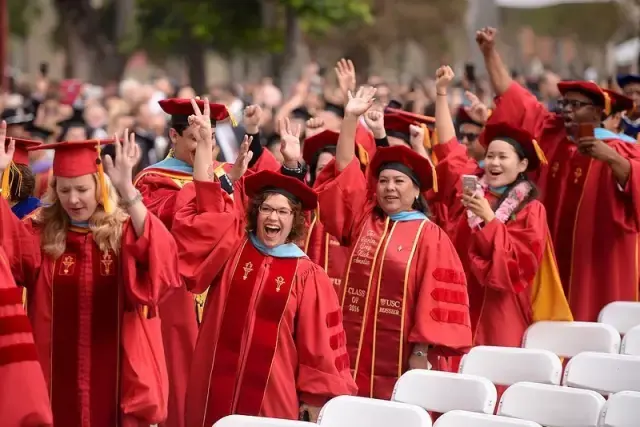 就如加州的阳光一般热情似火南加州大学亮红色的学士服,范德堡大学