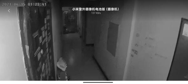 挂在电梯口与门口的正中间,要知道,对于大部分正常人来说,看到监控的