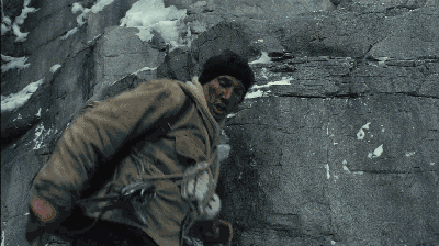 托尼不慎松动了一块岩石,落石随即击中了下方的奥地利登山组合,造成