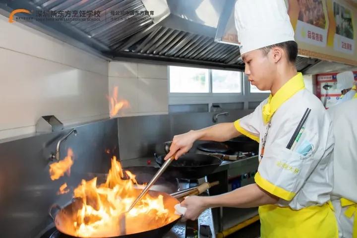 深圳新东方厨师学校中餐上课场景图原来他们可以这么帅