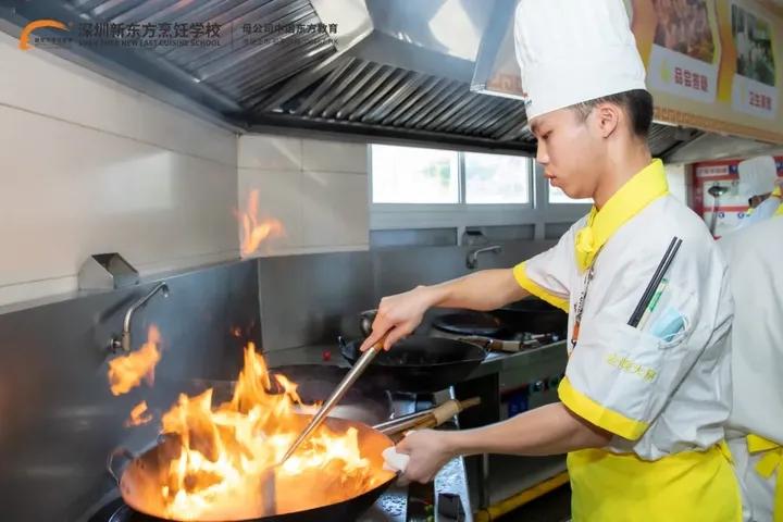 深圳新东方厨师学校中餐上课场景图 原来他们可以这么