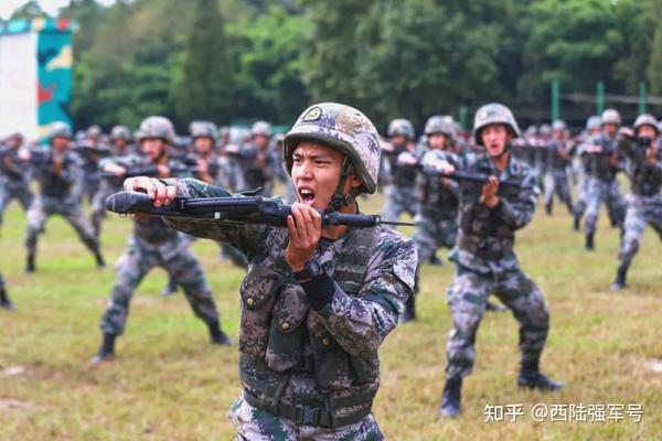 训练中,官兵们提枪,突刺,下砸……坚毅的眼神,迅猛的动作,透露出令人
