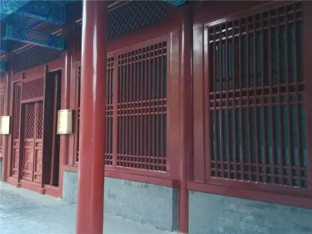 在中国战国到汉代的古代建筑中都有直棂窗,而到了明朝,出现了卧棂窗