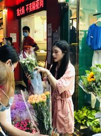 摆地摊卖花的背后