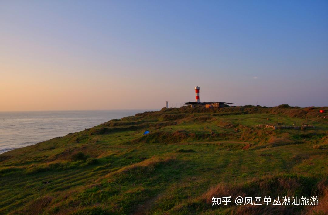 镇海角有2座灯塔,一新一旧,一红一白,相得益彰,与大海蓝天一起构成