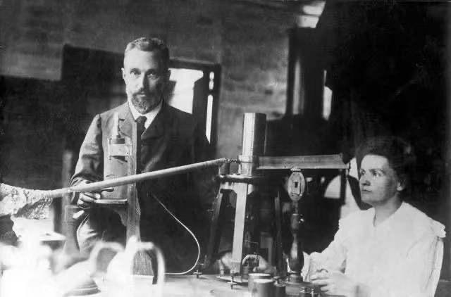 1903年,居里夫人(marie curie)和丈夫皮埃尔(pierre curie)因对放射性