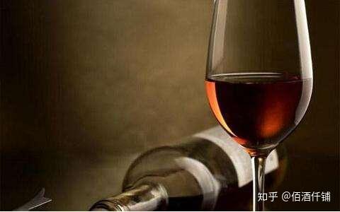 佰酒仟铺指出,喝葡萄酒的持杯姿势也非常重要,正确的握杯姿势是捏住
