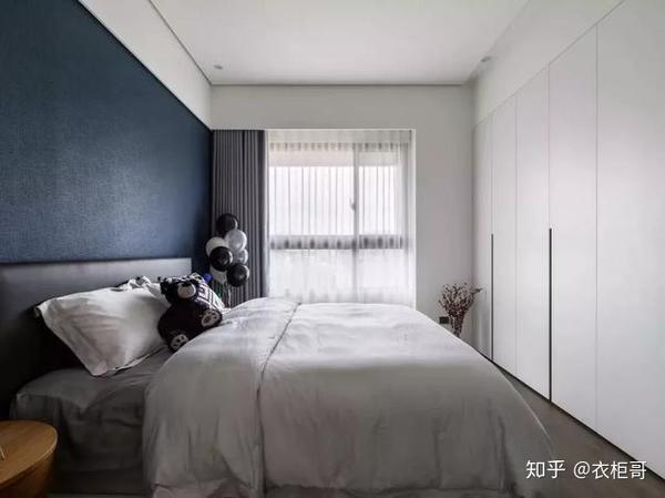 卧室床尾的那面墙除了做上衣柜之外还能怎么设计