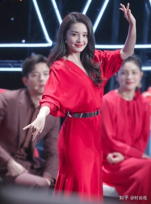 李沁腰细起来没几个人比得过看她的红装穿搭出场瞬间燃爆
