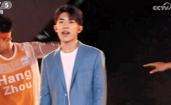 如何评价易烊千玺在雅加达亚运会闭幕式的表现?
