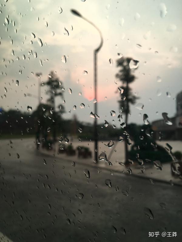 前几天下班坐车回家时拍的雨滴,今天翻看时觉得好伤感