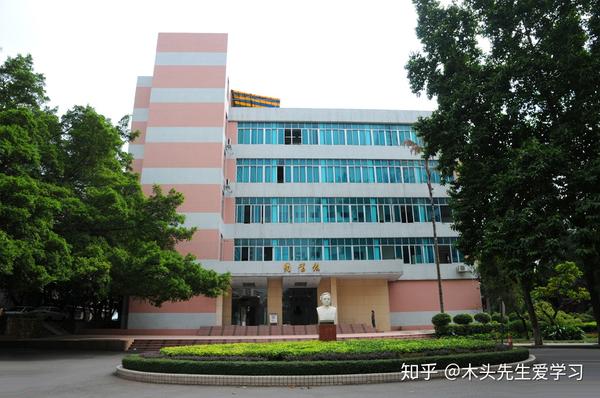 至肇庆地区新兴县,先后创办了肇庆地区师范学校和肇庆师范专科学校