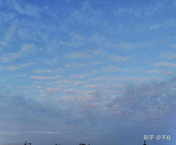 天空是蔚蓝的 窗外有千纸鹤