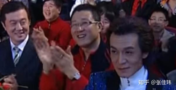 但当时, 大概因为本身不在节目里,李咏的表情是这样的