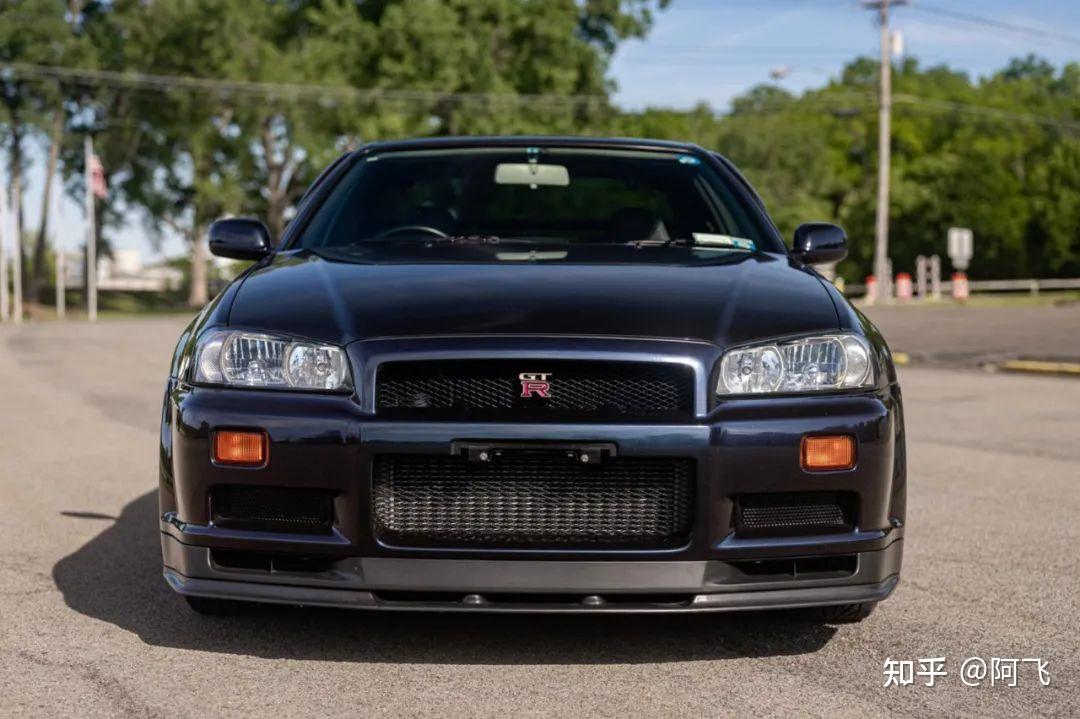 最近有一辆1999年的日产skylinegt-r  v-spec现身美国经典车市场,r34