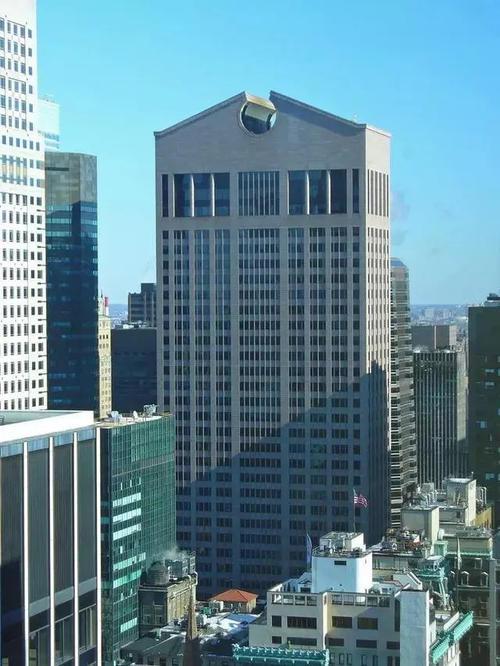 代表作品:美国纽约电讯公司总部大楼;与密斯合作的西格莱姆大厦,成为