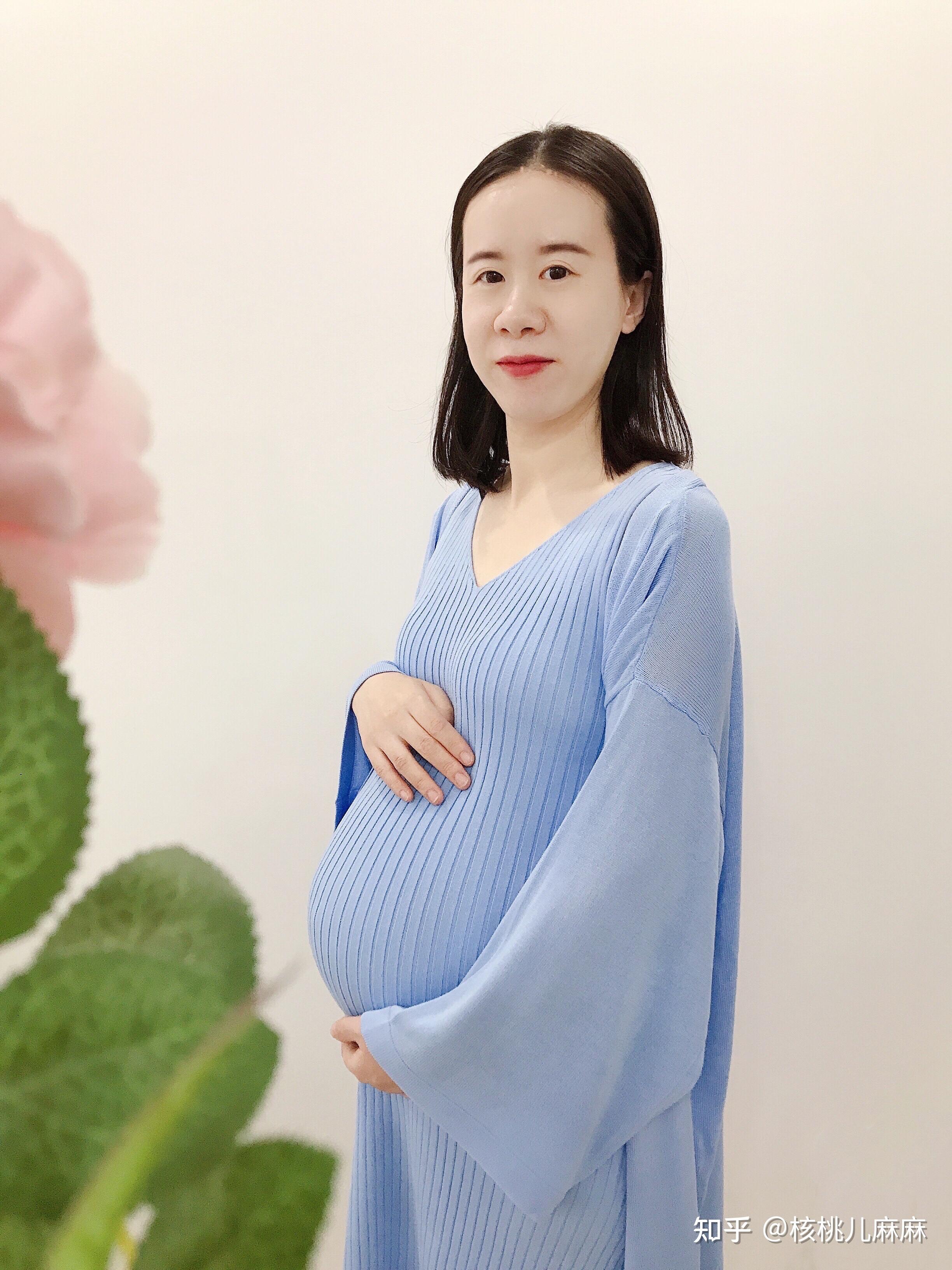 懒洋洋的我,终于把照片挑选出来啦～前段时间自己在家拍了孕妇照,没