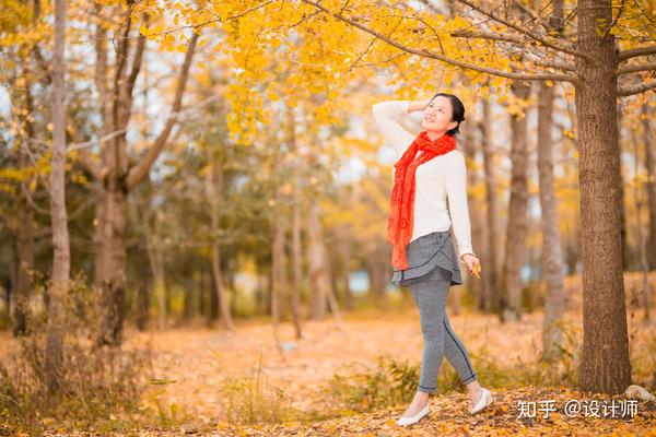 到花海,秋叶等景点拍照时,手扬树叶,落花等姿势就值得一试了,姿势也