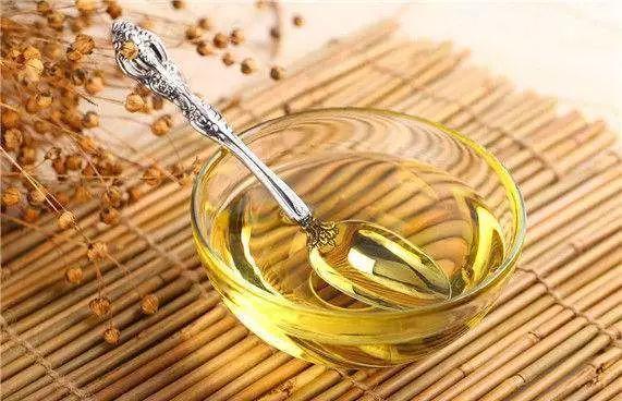 黄金亚麻籽中富含α-亚麻酸,是人体 必需脂肪酸.