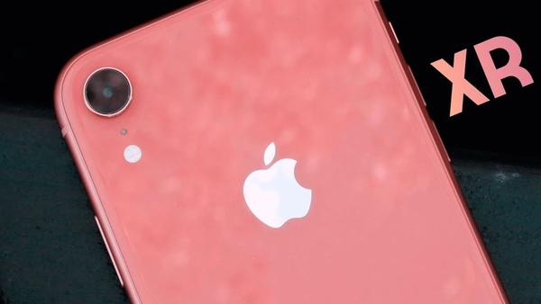 事实上,早在2013年,苹果就曾推出过粉色的iphone 5c,其背面由硬质涂层