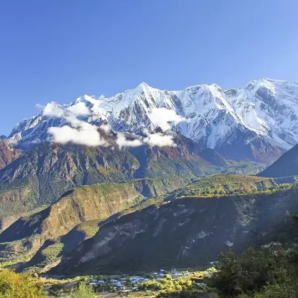 林芝地区最高的山,海拔7782米,高度排在世界最高峰行列的第15位,但它