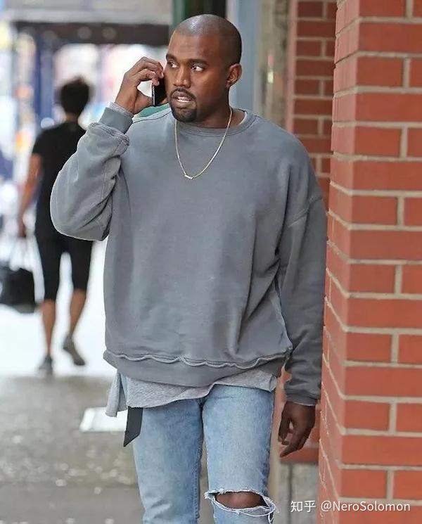 这个时候,就不得不说一位我们耳熟能详的icon了,那就是侃爷(kanye