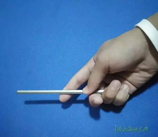 飞针的直旋飞手法与飞刀通用度比较高.