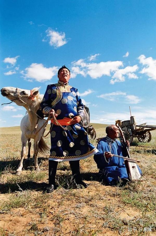 4,蒙古人爱拉马头琴,爱跳盅碗舞,筷子舞及安代舞.