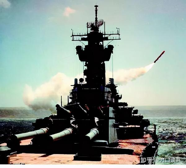 图为海湾战争中,衣阿华级战列舰威斯康星号发射战斧式巡航导弹,虽然