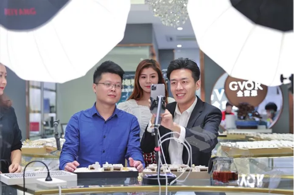 老凤祥等中国老品牌,但如果你经常刷抖音的话,一定有刷到过"董先生