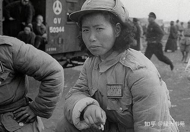 两张解放战争时期国民党女军官的照片